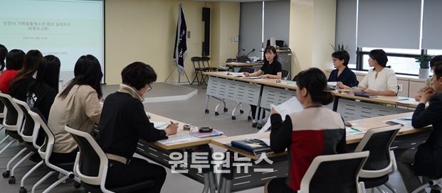 최혜정 인천시사회서비스원 정책연구실 부연구위원이 지난달 말 ‘인천시 가족돌봄청소년·청년 실태조사’ 연구 최종보고를 하고 있다.