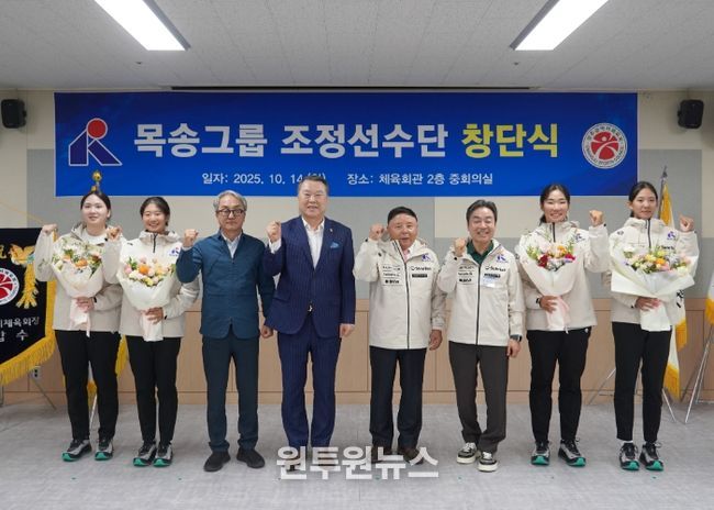 여자 조정선수단 창단식 좌측부터) 김은유, 서예서, 김영삼 사무처장, 전갑수 체육회장,이명식 목송그룹 회장, 정재수 조정선수단장, 김정민, 김지선