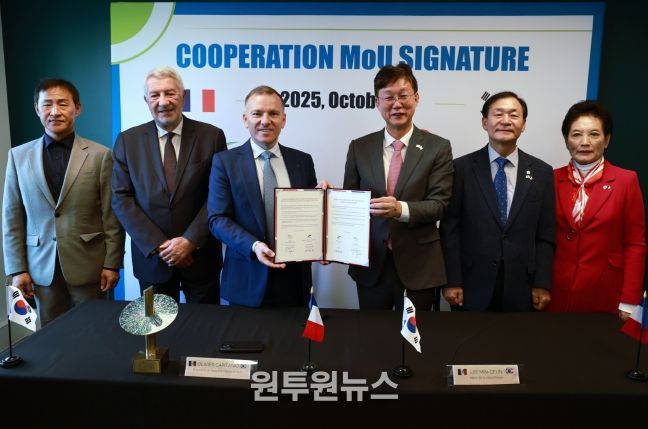 이민근 안산시장(오른쪽 세번째)이 파리 동부행정구역 본부에서 프랑스 파리 동부행정구역과 우호 협력도시 관계 수립 합의서를 체결하고 있다.