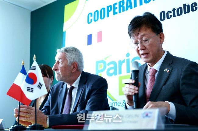 이민근 안산시장(오른쪽)이 파리 동부행정구역 본부에서 열린 국제협력 간담회에서 경제자유구역 투자유치를 위해 안산사이언스밸리지구의 우수한 투자 여건을 설명하고 있다.