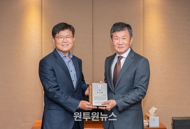 한국영 서울시설공단 이사장(왼쪽)이 14일 서울월드컵경기장에서 진행된 대한민국 대 파라과이의 국가대표 축구경기에 앞서 정몽규 대한축구협회 회장(오른쪽)으로부터 감사패를 전달받고 있다.