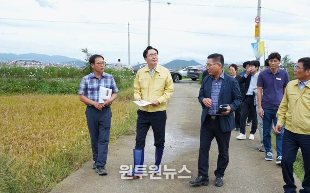 윤병태 시장(왼쪽 두 번째)이 15일 반남면 덕산리 일대 피해 논을 방문해 현황을 점검했다.
