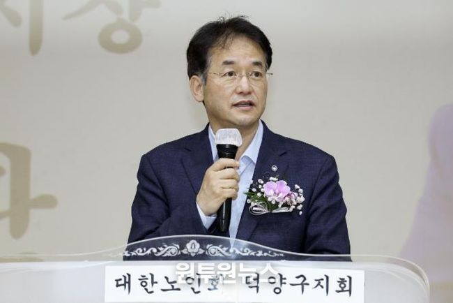‘제29회 노인의 날 기념행사’에서 축사 중인 이동환 고양특례시장