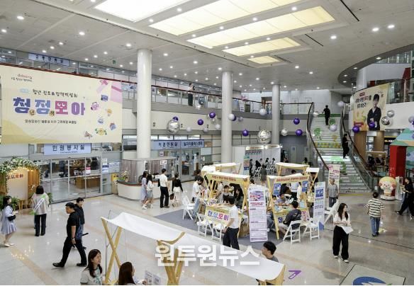 지난 9월 ‘도봉구 청년 진로, 정책 박람회’에서 지역 청년들이 부스 등을 둘러보고 있다