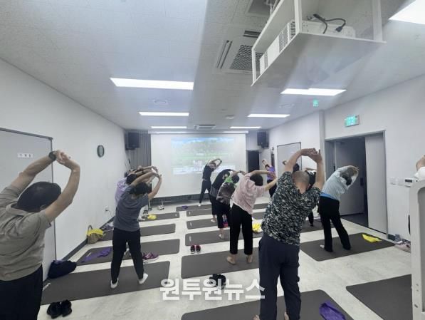 지역 어르신들이 강사의 시범에 따라 스트레칭을 하고 있다.