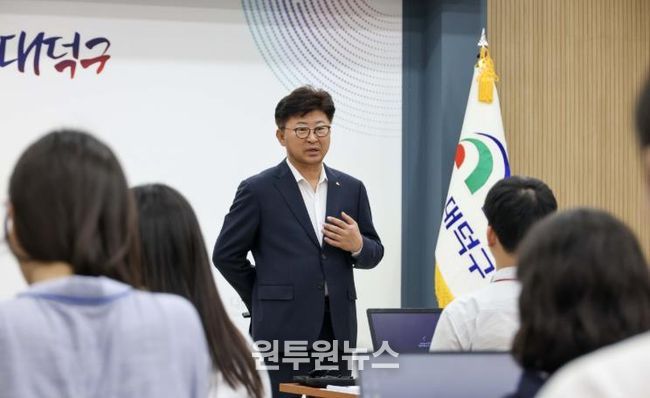 최충규 대덕구청장이 16일 구청 대회의실에서 진행된 ‘하반기 생성형 AI(인공지능)직무역량 강화교육’에서 구청 직원들에게 당부의 말을 전하고 있다.