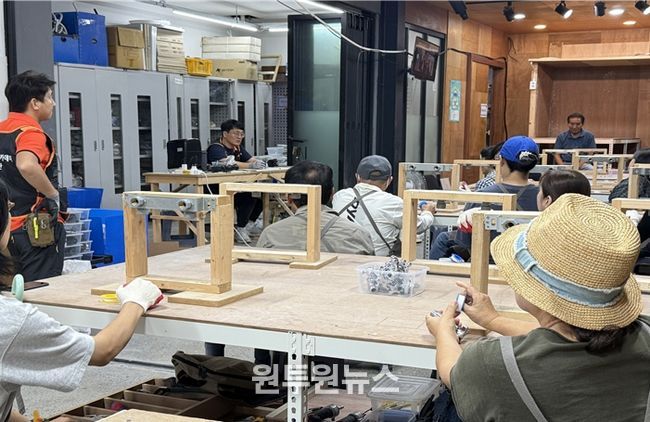 집수리 아카데미 실습교육(실습에 대해 강사가 설명 중)