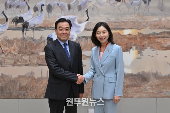 최호정 의장이 장쑤성 당서기와 MOU 체결 후 악수하는 모습