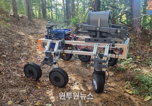 드론 배터리 자동 교체 플랫폼을 탑재한 산악 지형 잔불 진화 로봇