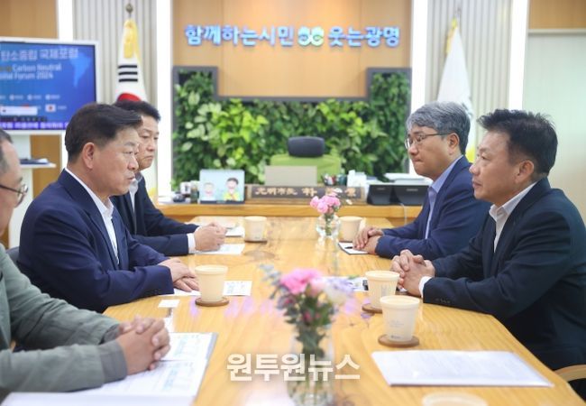 박승원 광명시장(사진 왼쪽)이 16일 오후 시장 집무실에서 송치영 포스코이앤씨 사장(사진 오른쪽)을 만나 시민 안전을 최우선으로 투명하고 책임 있는 공사를 요청하고 있다.