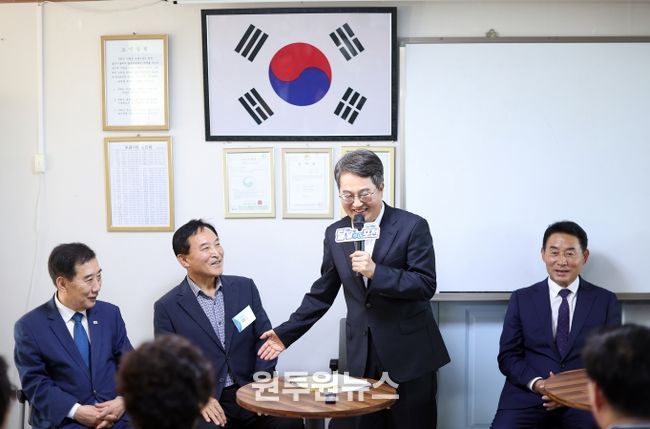 김동연 지사가 16일 포천시 마치미 마을에서 열린 ‘경기 RE100 최우수 마을 현판 제막식’에서 발언하고 있다.