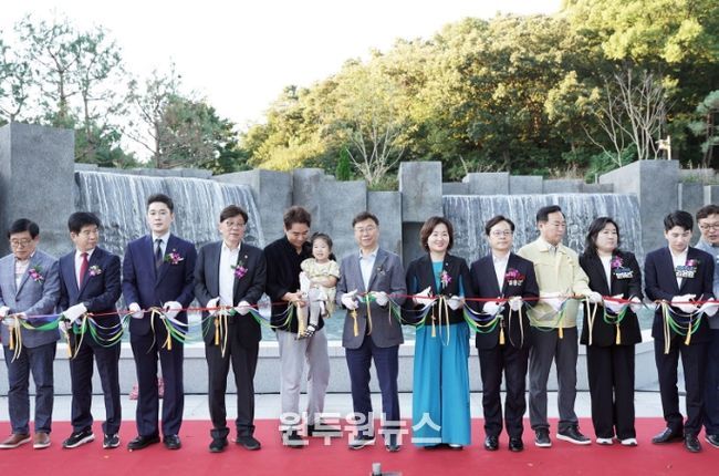 신상진 성남시장이 대원공원 내 테마공원 개장식(2부)에서 개장 테이프 커팅에 참여하고 있다