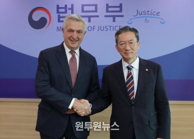 필리포 그란디(Filippo Grandi) 유엔난민기구(UNHCR) 최고대표와 정성호 법무부 장관
