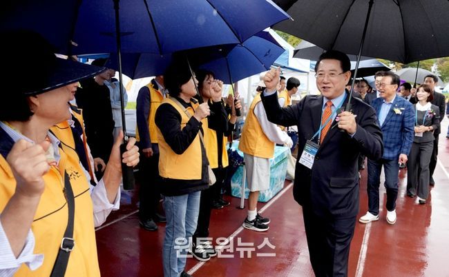 김영록 전라남도지사가 18일 광주광역시 상무시민공원에서 열린 ‘재광완도군향우회 제13회 한마음체육대회’ 행사에서 향우회원들을 격려하고 있다.