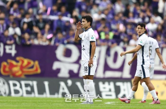 10월 18일 안양 원정에서 득점한 김천상무 원기종이 세리모니를 하고 있다