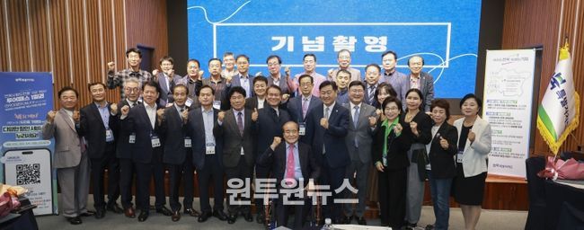 19일 전주 시그니처호텔에서 열린 2025년 전북특별자치도 도민의 날 기념 출향도민 환영 만찬회에 김관영 전북특별자치도지사와 문승우 도의장, 윤석정 전북애향본부 총재를 비롯한 전북도민회 및 호남향우회 회원들이 고향 방문을 환영하며 기념촬영을 하고 있다