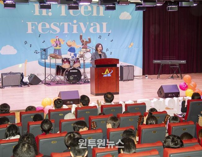 지난 18일, 용산꿈나무종합타운에서 개최된 ‘청소년 동아리축제 H! Teen Festival’에 참석한 박희영 용산구청장이 인사말을 하고 있다