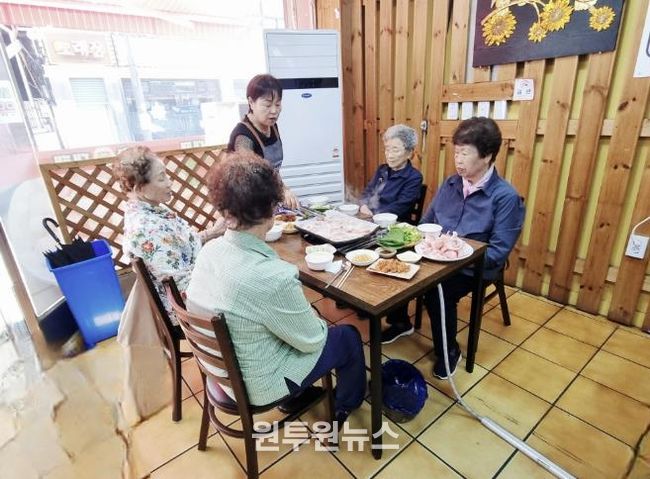 동두천시 중앙동 ‘착한식당 무한대패’, 관내 어르신 초청 식사 나눔