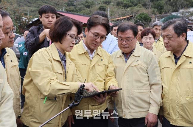 김민석 국무총리가 19일 경남 산청군 시천면을 찾아 산불 피해 및 복구현황을 보고받고 현장을 점검하고 있다.