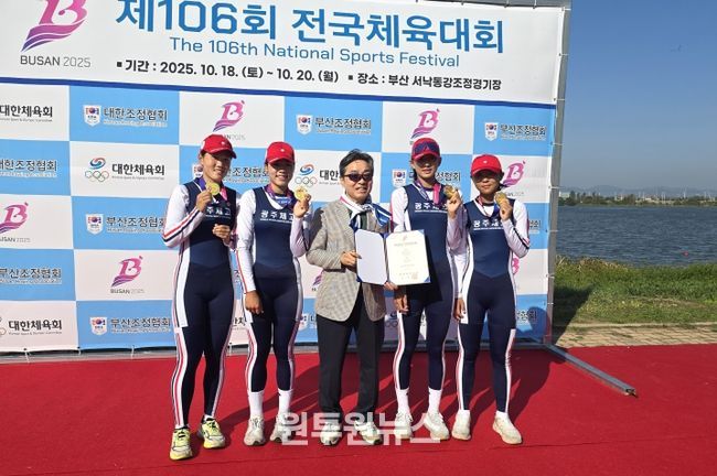 조정 시상식(좌부터 노효림, 천지민, 정재수이사, 김지선, 배지영)