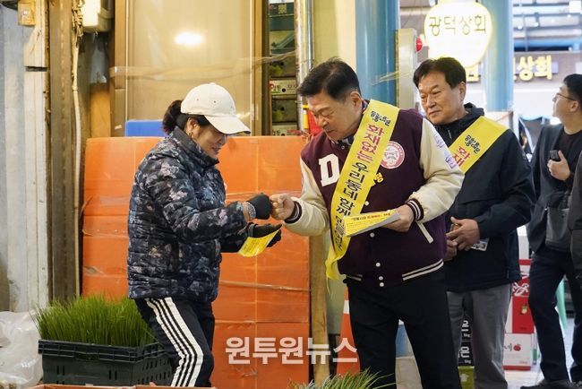 이필형 동대문구청장이 20일 전통시장 상인에게 화재예방 안내 홍보물을 배부하고 있다