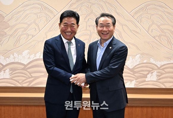 유정복시장이 박종범 세계한인경제무역협회 회장을 만나(25.7.25) 10월 개최되는 세계한인인경제인대회 추진 상황을 점검하고 있다