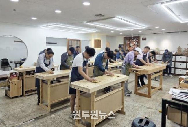 17일 참여자들이 원목 도마 만들기 체험을 하고 있다