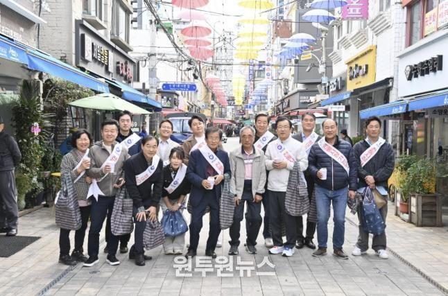 20일 ‘10월 전통시장 가는 날’ 캠페인에서 이현재 하남시장(오른쪽 네 번째)과 김승현 기업인협의회 회장(오른쪽 두 번째)을 비롯한 참여자들이 석바대시장에서 기념촬영을 하고 있다.