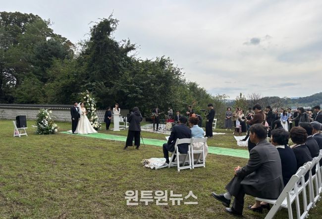 강화군, ‘열린 유산 프로젝트’ 본격 가동… 강화 고려궁지서 첫 야외 결혼식 열어