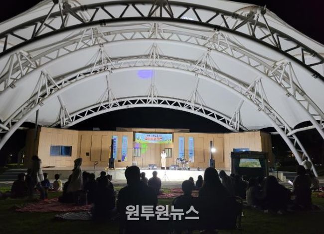 고흥군, '고흥만 수변노을공원'에서 가을 감성 담은 야외문화공연 성황리 진행