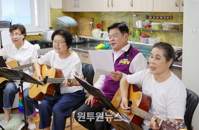 이필형 동대문구청장이 전농2동 경로당에 방문해 어르신들과 노래하고 있다