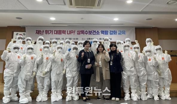 안산시 상록수보건소 직원들이 재난역량강화교육으로 Level D 보호구의 안전한 착·탈의 실습을 진행하고 있다.