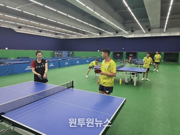 안산시 직장운동경기부 탁구부 선수들이 장애인 탁구 국가대표 선수단을 대상으로 자세교정 등 원포인트 레슨을 하고 있다.