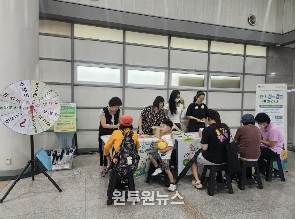 도봉구 지역 주민들이 도봉구청사 1층 한켠에서 진행된 탄소공감마일리지 이벤트에 참여하고 있다.