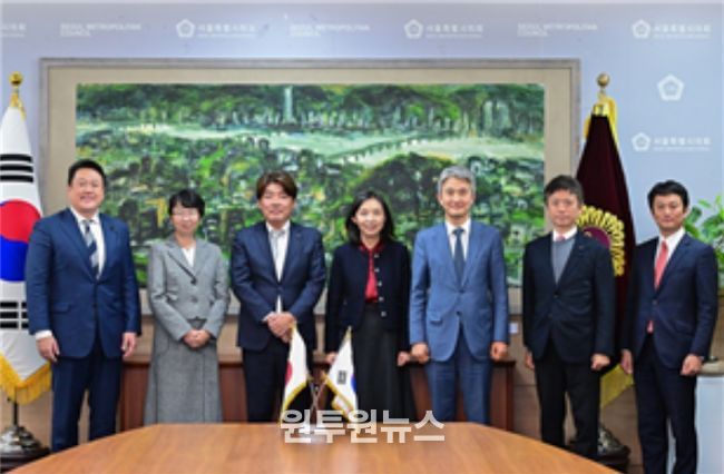 도쿄도의회 방문단과 기념 촬영하는 최호정 의장(가운데)