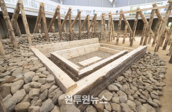 경주시 쪽샘유적발굴관에서 진행 중인 ‘쪽샘 44호분’ 덧널 축조 실험 현장.