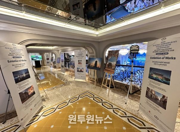경주시 세계유산도시기구 아·태지역사무처가 베트남 후에시에서 열린 ‘제5차 세계유산도시기구 아·태지역총회’ 기간 중 ‘2025 OWHC-AP 세계유산도시 콘텐츠 공모전’ 수상작 전시회를 열고 있다.