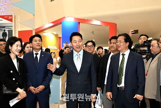 오세훈 서울시장이 15일 동대문디자인플라자(DDP)에서 열린 서울디자인위크 참석해 DDP디자인페어전시 부스를 관람하고 있다.