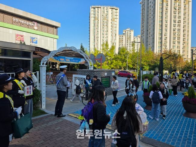 가원초 등굣길 ‘6개 기관 합동 안전·존중 문화 캠페인’