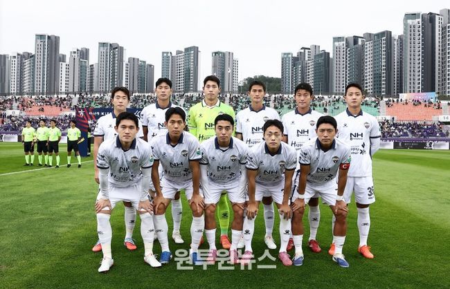 10월 18일 안양 원정에서 김천상무 선발 선수들이 사진을 찍고 있다