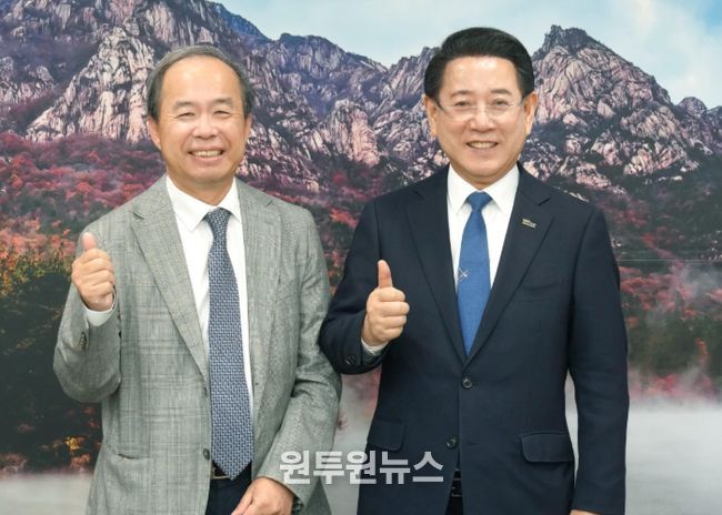 김영록 전라남도지사가 22일 도청 접견실에서 ‘인공지능 시대 전라남도의 발전 전략’이란 주제로 열린 AI 강연에 앞서 김정호 카이스트 교수와 면담을 갖은 뒤 기념촬영을 하고 있다.