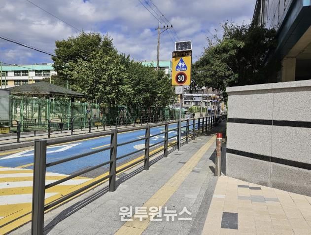 보행자용 방호울타리 설치 현장(성내중학교 통학로)