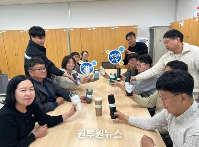 투자유치과 직원들이 ‘청렴텀블러’ 캠페인에 참여해 개인 텀블러에 청렴 문구 스티커를 부착하고 있다.