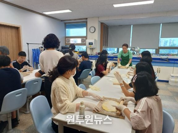 사천시립도서관, 청소년과 함께하는 ‘맛·멋·미 책여행’ 호응 속 운영 “도서관이 열어준 사천 여행길…알고 보니 더 멋져!”