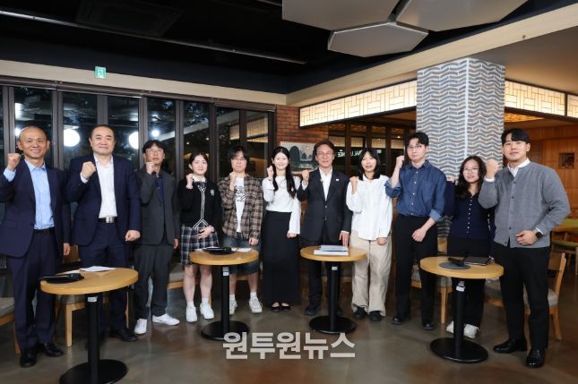 김민석 국무총리가 22일 대구 계명대학교 성서캠퍼스에서 열린 '미래대화 1·2·3 #청년일자리' 제4차 K-토론나라에서 청년들과 대화를 나누고 있다.