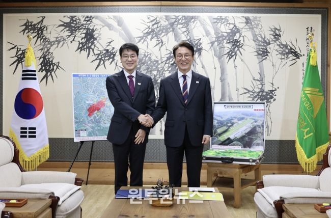 김민석 국무총리가 22일 대구시청 동인청사를 방문, 김정기 대구시장 권한대행과 대구시 현안 사업에 대해 논의를 하고 있다.