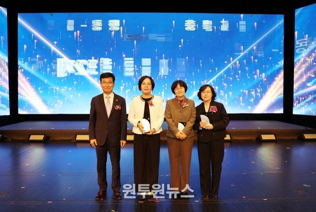 왼쪽부터 왼쪽부터 윤건영 교육감, 이복섬 수석교사, 이경희 교사, 이경하 교사