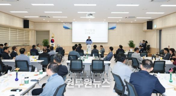 기관단체협의회참석자들이 강진재도약의 결의를 다지고 있다