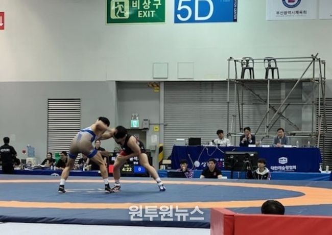 제106회 전국체육대회 레슬링 경기에서 정용석 선수(오른쪽)가 상대 선수와 치열한 경합을 벌이고 있다.