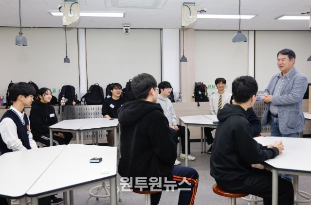 이정선 광주시교육감이 23일 전남대에서 진행한 ‘꿈꾸는 공작소’ 프로그램에 참여한 학생들을 격려하고 있다